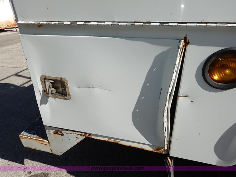 image for item I5310 2000 International 4700 scissor lift truck