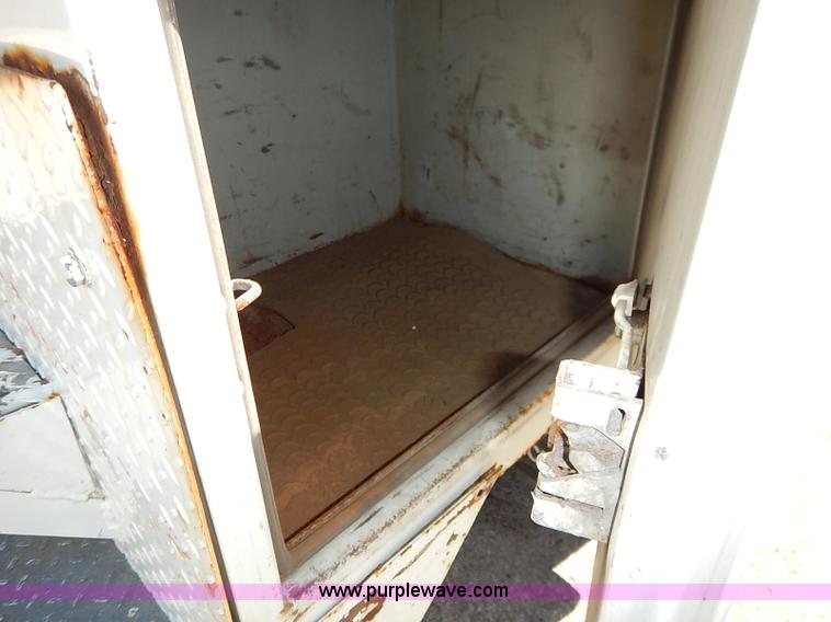 image for item I5310 2000 International 4700 scissor lift truck