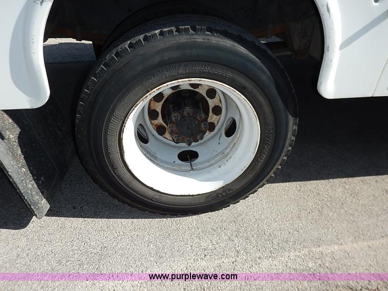 image for item I5310 2000 International 4700 scissor lift truck