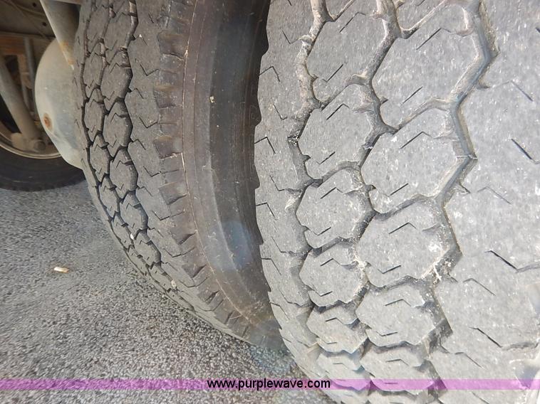 image for item I5310 2000 International 4700 scissor lift truck