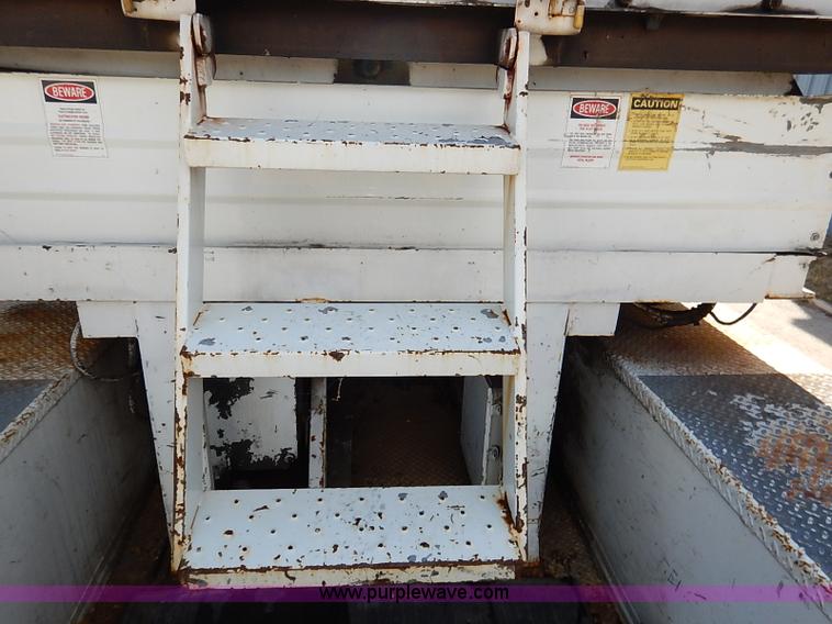 image for item I5310 2000 International 4700 scissor lift truck