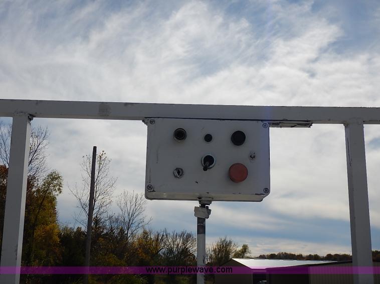 image for item I5310 2000 International 4700 scissor lift truck