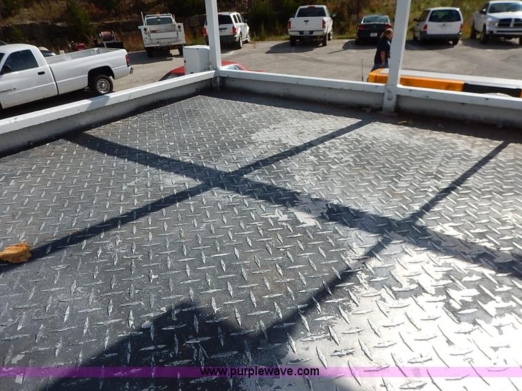 image for item I5310 2000 International 4700 scissor lift truck