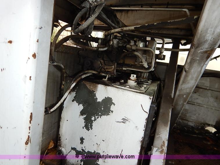 image for item I5310 2000 International 4700 scissor lift truck