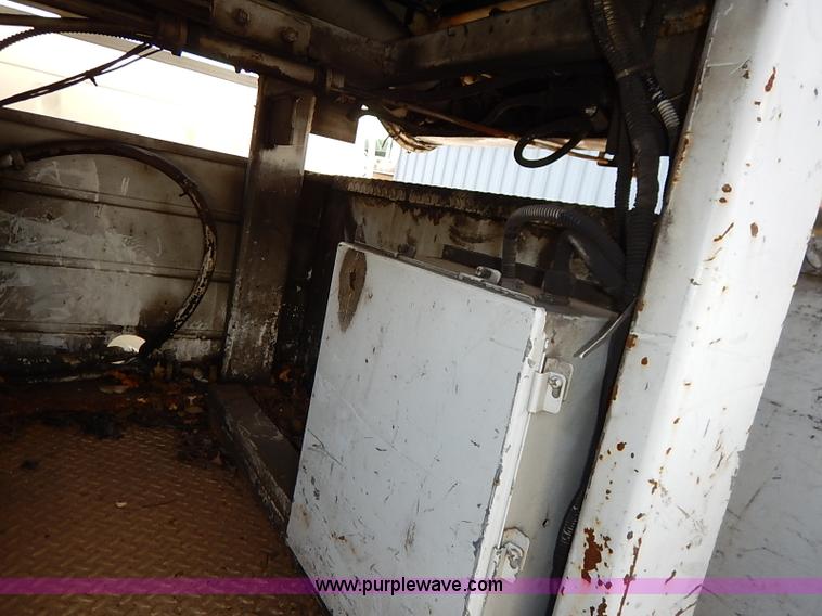 image for item I5310 2000 International 4700 scissor lift truck