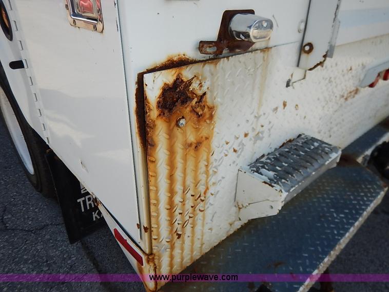 image for item I5310 2000 International 4700 scissor lift truck