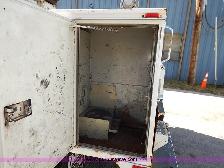 image for item I5310 2000 International 4700 scissor lift truck