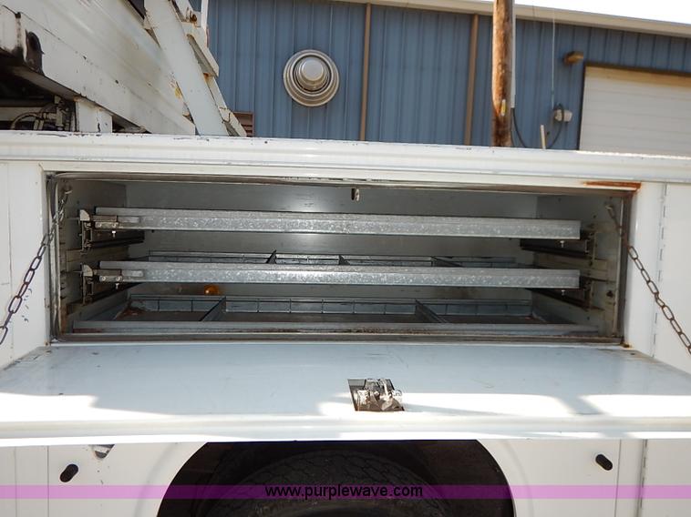 image for item I5310 2000 International 4700 scissor lift truck