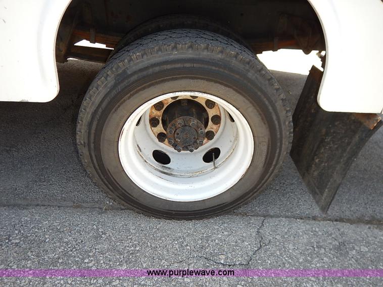 image for item I5310 2000 International 4700 scissor lift truck