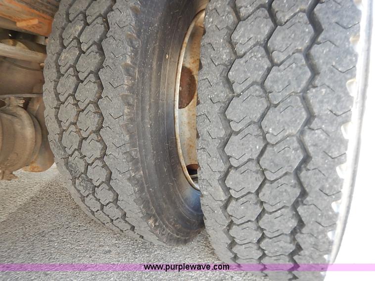 image for item I5310 2000 International 4700 scissor lift truck