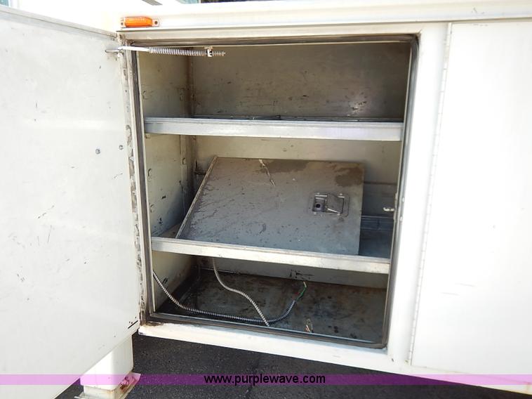 image for item I5310 2000 International 4700 scissor lift truck