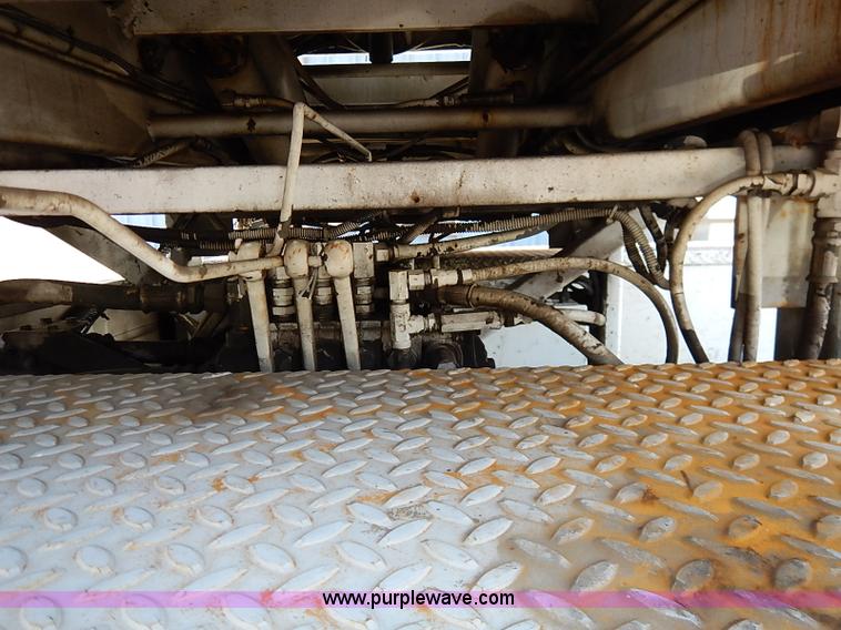 image for item I5310 2000 International 4700 scissor lift truck