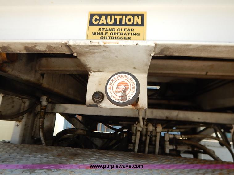 image for item I5310 2000 International 4700 scissor lift truck