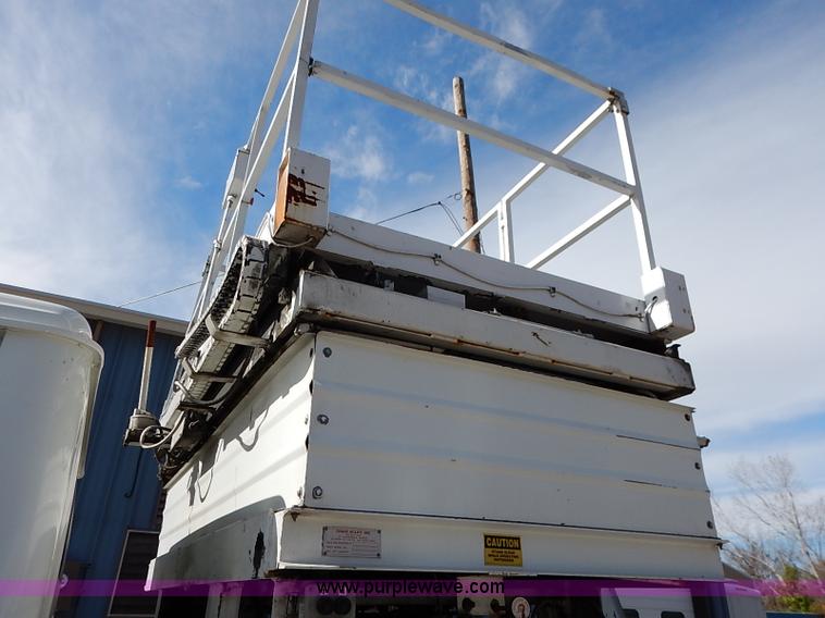 image for item I5310 2000 International 4700 scissor lift truck