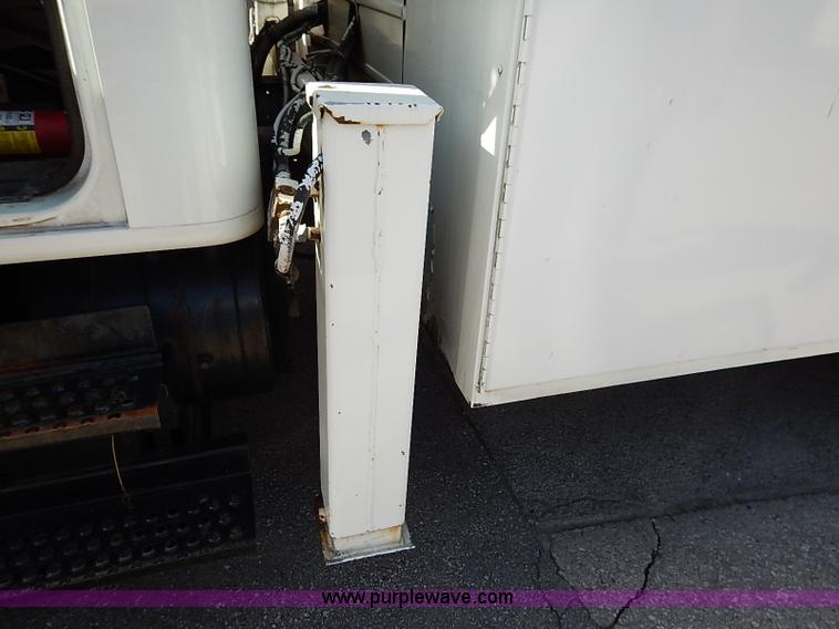 image for item I5310 2000 International 4700 scissor lift truck