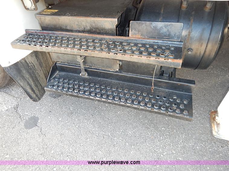 image for item I5310 2000 International 4700 scissor lift truck