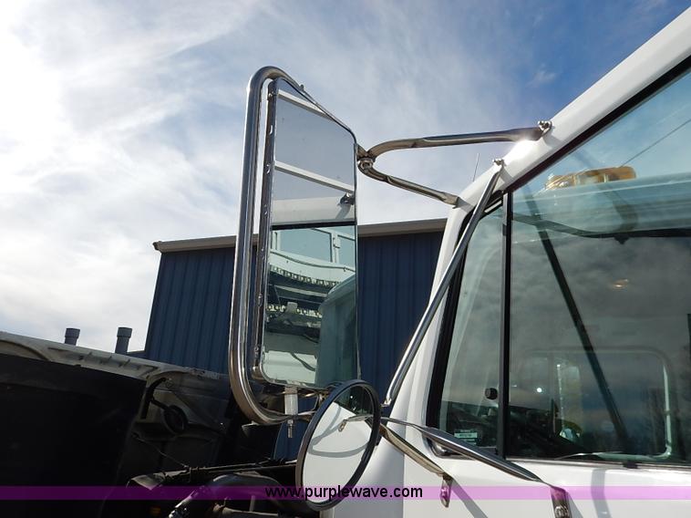 image for item I5310 2000 International 4700 scissor lift truck