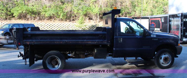 image for item I5916 2002 Ford F550 flatbed dump truck