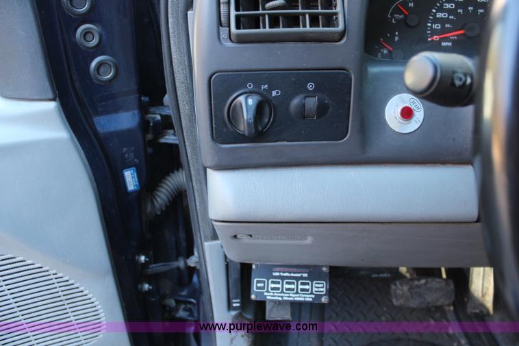 image for item I5916 2002 Ford F550 flatbed dump truck