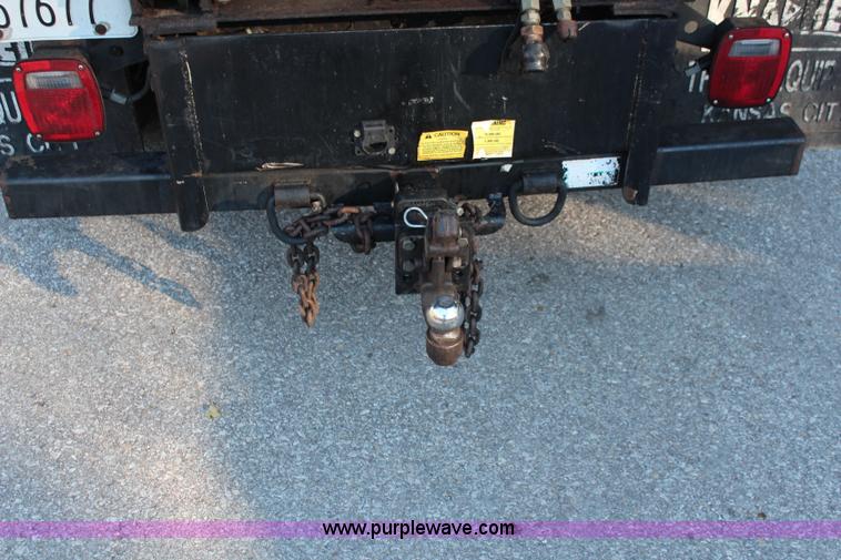 image for item I5916 2002 Ford F550 flatbed dump truck