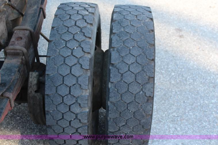 image for item I5916 2002 Ford F550 flatbed dump truck