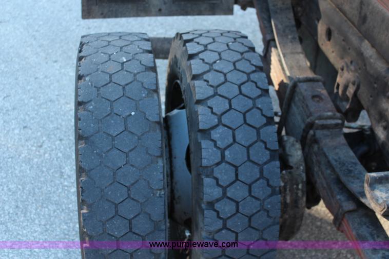 image for item I5916 2002 Ford F550 flatbed dump truck