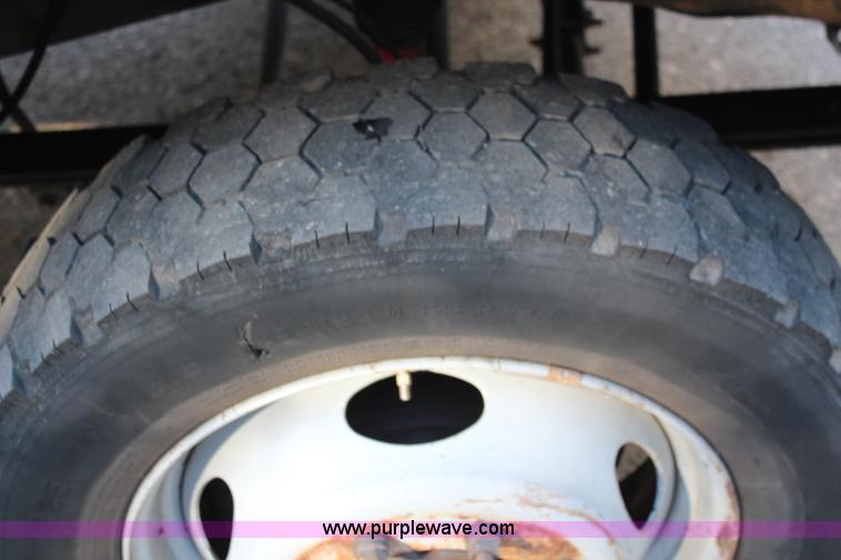 image for item I5916 2002 Ford F550 flatbed dump truck