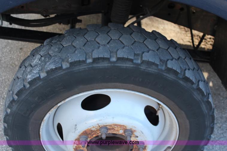 image for item I5916 2002 Ford F550 flatbed dump truck