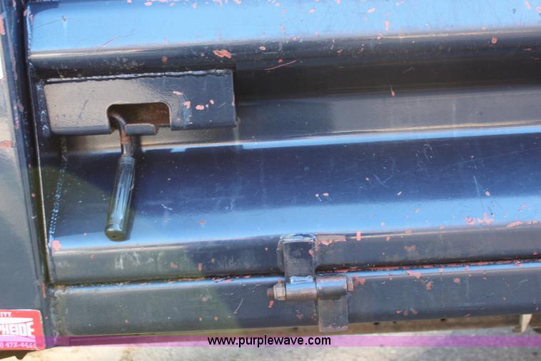 image for item I5916 2002 Ford F550 flatbed dump truck