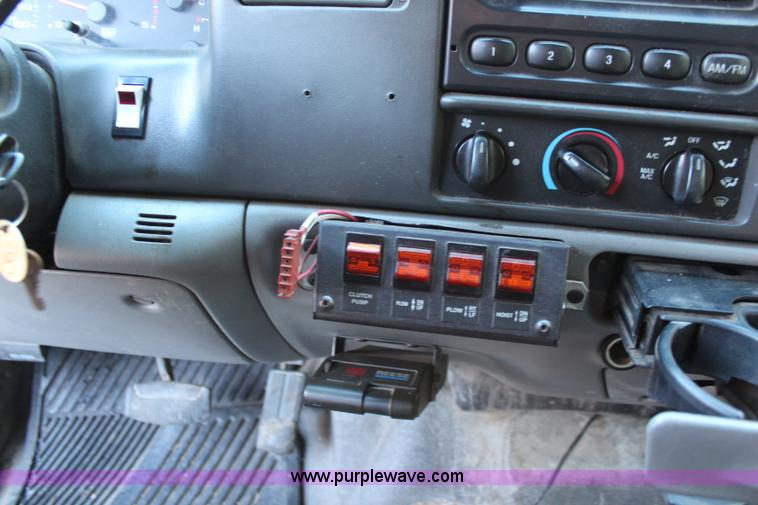 image for item I5917 2002 Ford F550 flatbed dump truck