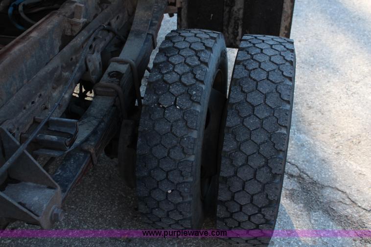 image for item I5917 2002 Ford F550 flatbed dump truck