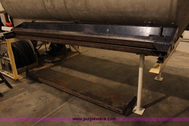 image for item I5917 2002 Ford F550 flatbed dump truck