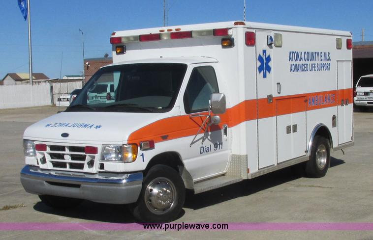 image for item J2383 2001 Ford 801 ambulance