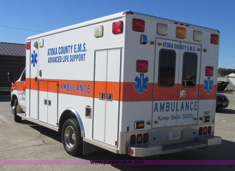 image for item J2383 2001 Ford 801 ambulance