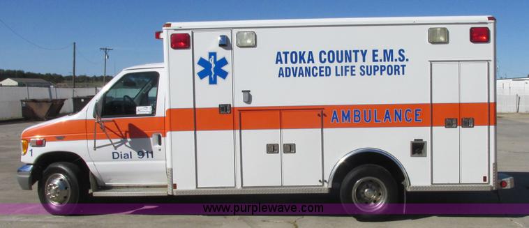 image for item J2383 2001 Ford 801 ambulance