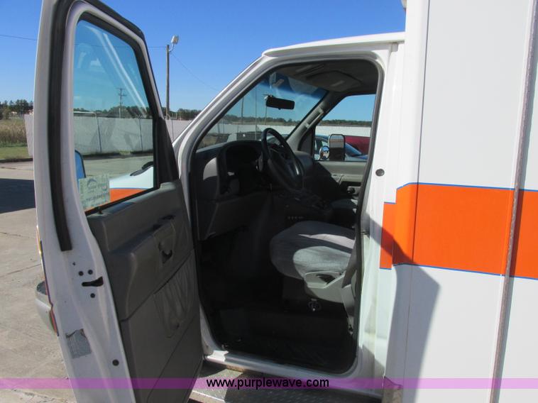 image for item J2383 2001 Ford 801 ambulance