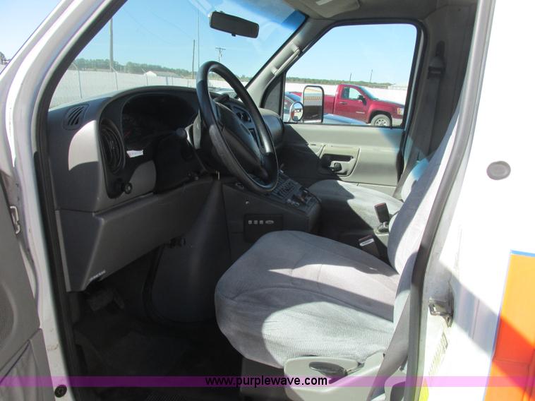 image for item J2383 2001 Ford 801 ambulance