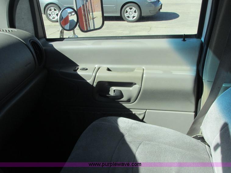 image for item J2383 2001 Ford 801 ambulance