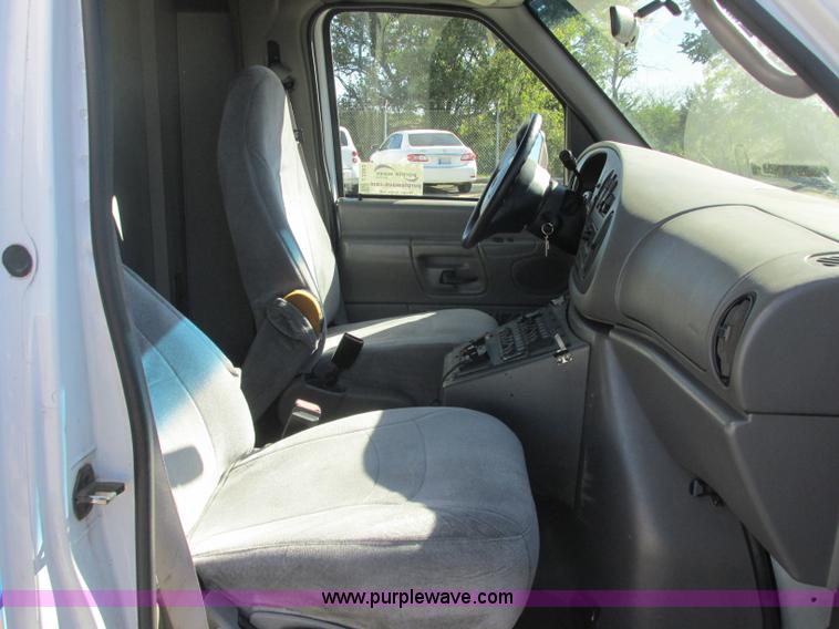 image for item J2383 2001 Ford 801 ambulance