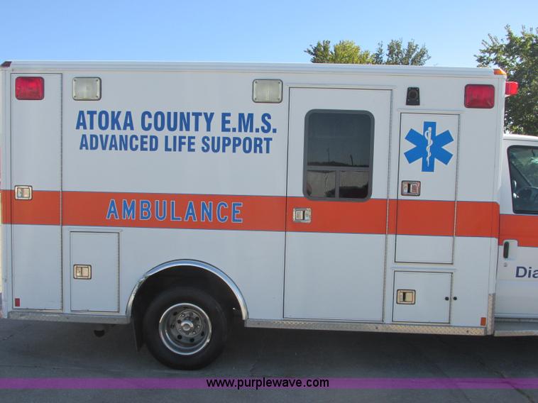 image for item J2383 2001 Ford 801 ambulance