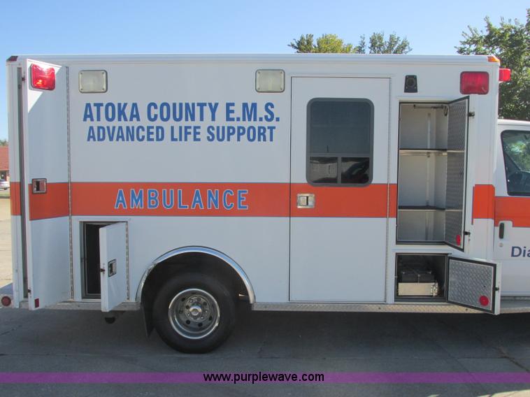 image for item J2383 2001 Ford 801 ambulance