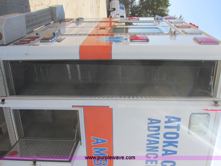 image for item J2383 2001 Ford 801 ambulance