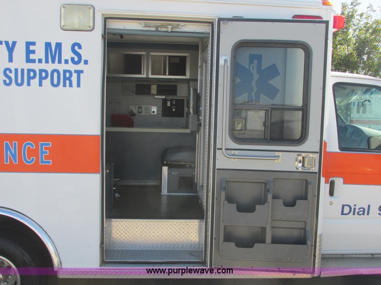 image for item J2383 2001 Ford 801 ambulance
