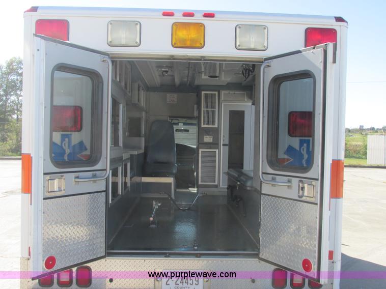 image for item J2383 2001 Ford 801 ambulance