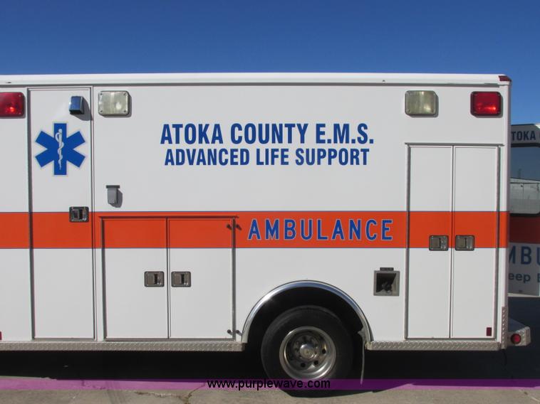 image for item J2383 2001 Ford 801 ambulance