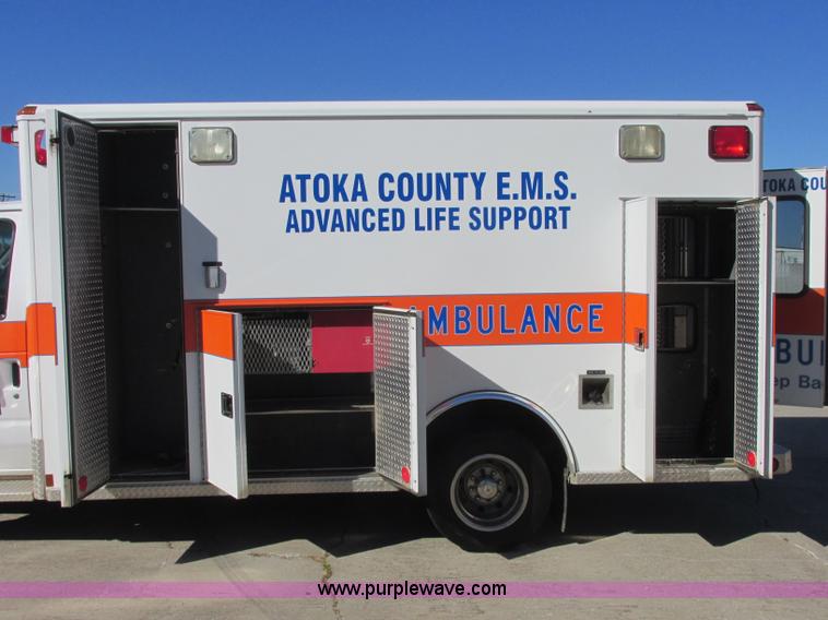 image for item J2383 2001 Ford 801 ambulance