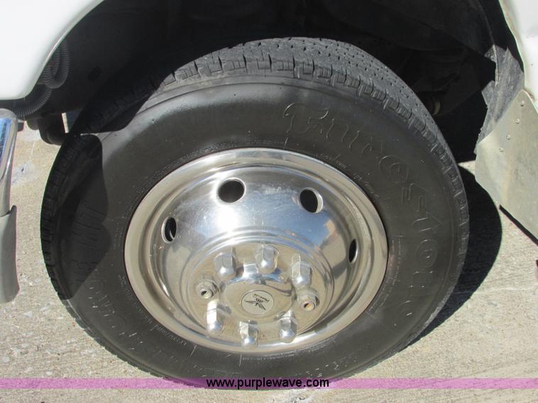 image for item J2383 2001 Ford 801 ambulance