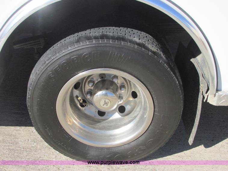 image for item J2383 2001 Ford 801 ambulance