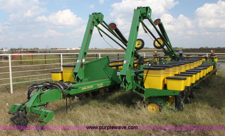 image for item F3371 1995 John Deere 7200 Conservation Max Emerge planter