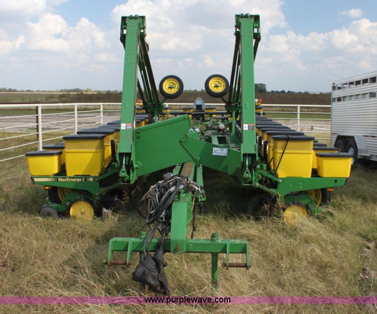 image for item F3371 1995 John Deere 7200 Conservation Max Emerge planter